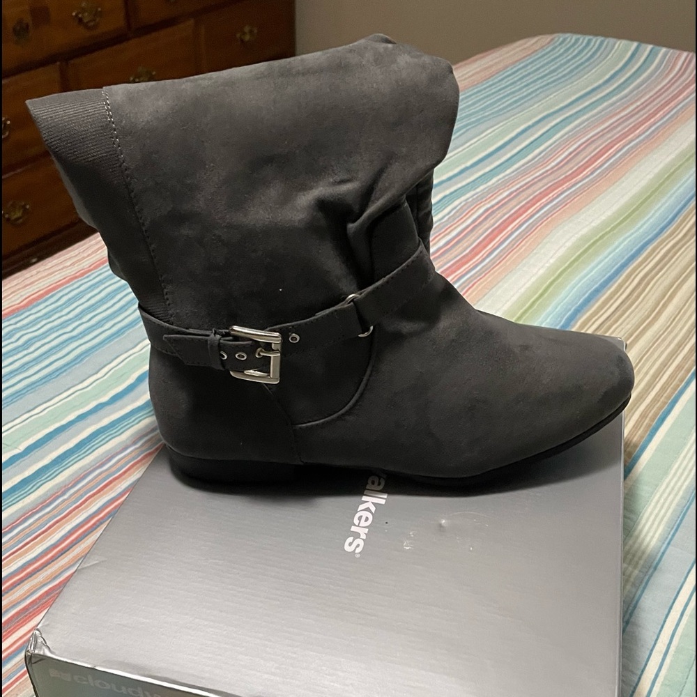 New never worn Cloud walkers suede boots. Wide calf . 10w.